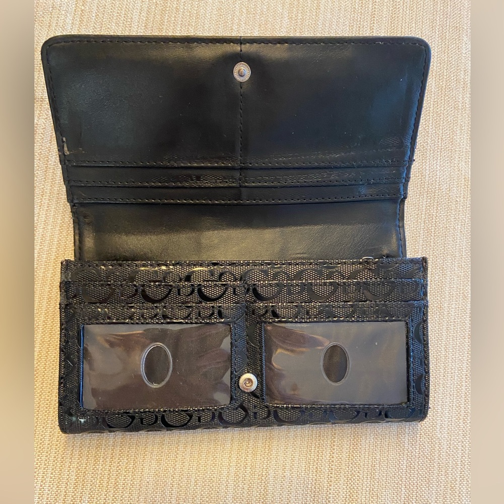 GUESS Wallet - Picture 3 of 4